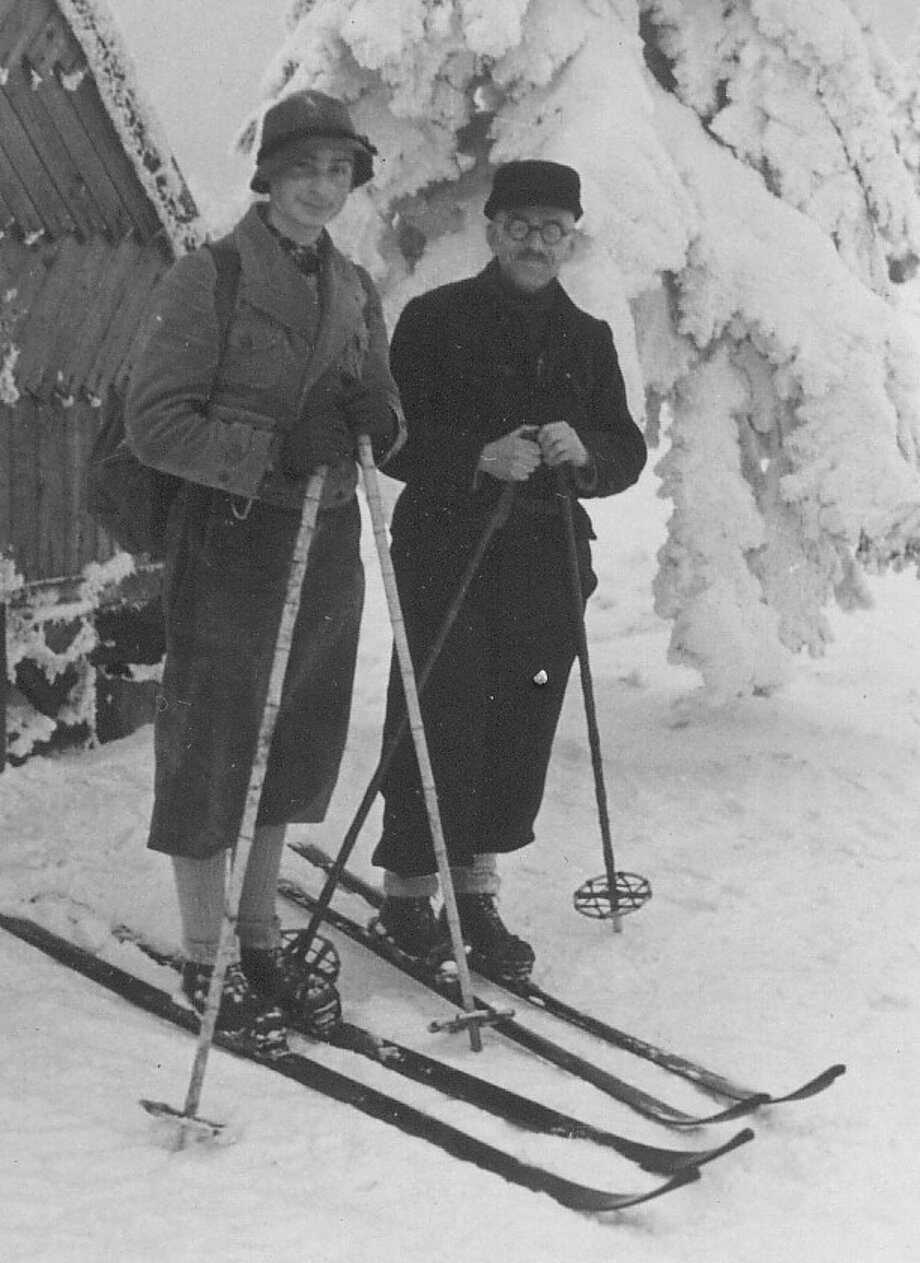 Schwarz-Weiß-Fotografie mit zwei Personen beim Skifahren